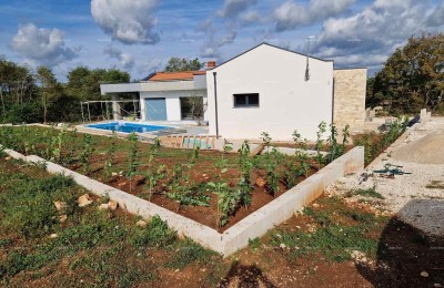 In der Nähe von Rovinj steht ein modernes, elegantes einstöckiges Haus mit Swimmingpool zum Verkauf