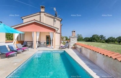 Ein wunderschönes Haus mit Pool, umgeben von viel Grün!