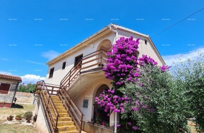 Verkauf eines Hauses mit zwei Wohneinheiten, Nebengebäude und Garage, Ližnjan!