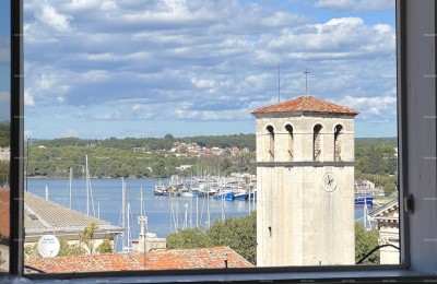 Eine Wohnung zum Verkauf im Zentrum von Pula mit Blick auf die Kathedrale und das Meer.