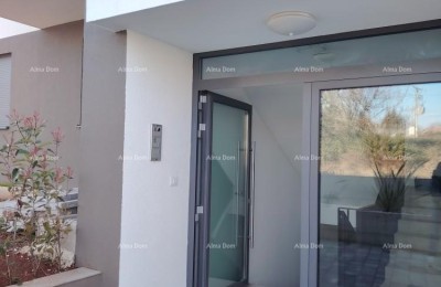 Hochwertige drei Zimmer Wohnung mit Meerblick, möbliert