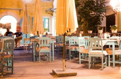 Verkauf - Familienhotel im Herzen der Altstadt des Fischerdorfs Fažana! 100 m vom Meer entfernt!