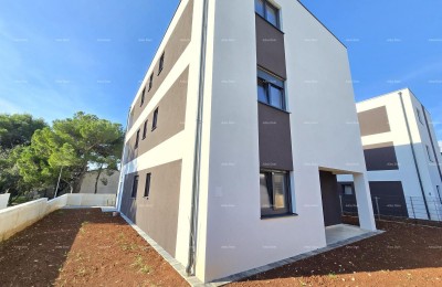 Zweizimmerwohnung mit Garten in der Nähe des Meeres. MEDULIN.