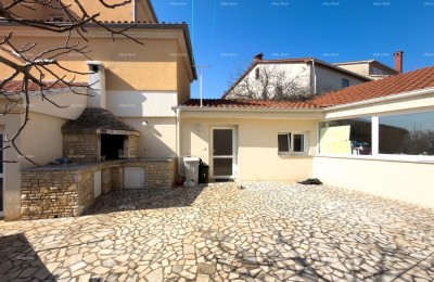 Ližnjan, gepflegtes und komplett möbliertes Haus mit Garage und Weinkeller
