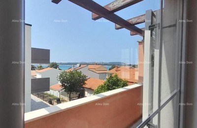 Ausgezeichnete Gelegenheit! IMMOBILIE MIT NUTZUNGSERLAUBNIS. Exklusive Verkaufswohnung an Top-Lage mit Garten und Parkplatz. Meerblick! Pošesi, Medulin!!