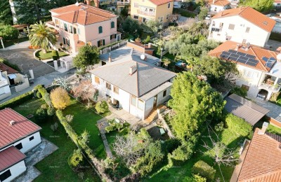Haus mit zwei Wohneinheiten und großem Entwicklungspotenzial – erste Reihe zum Meer, Umag