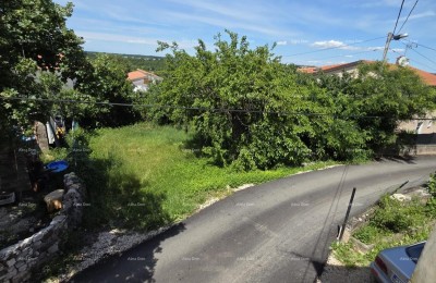Baugrundstück in der Nähe von Poreč mit einem kleinen Steinhaus.