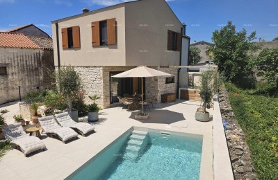 Istrien, Marčana – Elegantes Haus mit Pool und 200 m² Garten