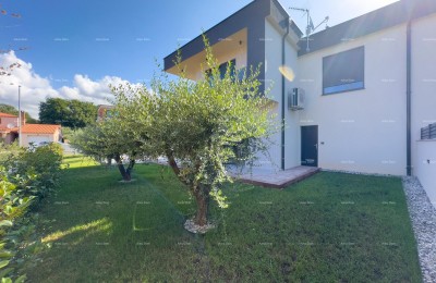 Wir verkaufen eine Doppelhaushälfte mit Pool und Garage