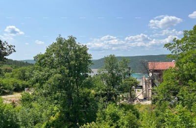 TRGET, BAUGRUNDSTÜCK – 924 m² MIT TEILWEISEM MEERBLICK